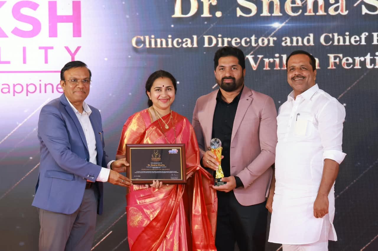 Dr. Sneha Shetty receiving the Excellence in Advanced IVF Treatment award at the VK & BM Health Excellence & Conclave